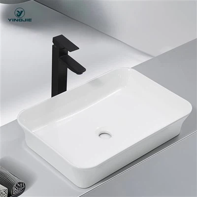 バスルームの長方形のカウンタートップ洗面台